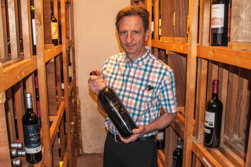 Fritz Grossenbacher ist stolz auf sein sorgfältig ausgesuchtes Weinangebot.