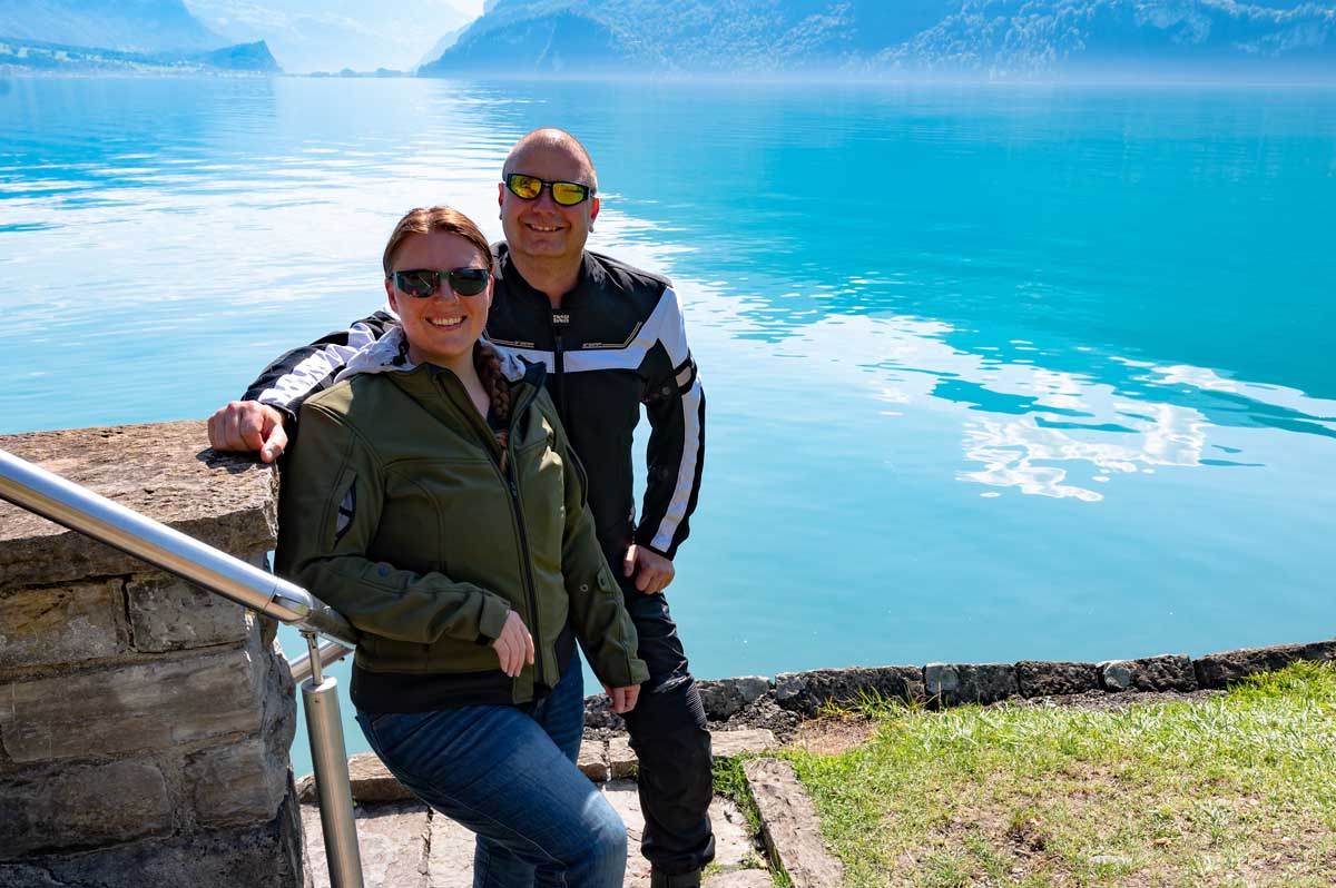 Reto, Herausgeber von moto-lifestyle.ch und seine Frau Manuela sind seit über 10 Jahren gemeinsam auf dem Bike unterwegs. 