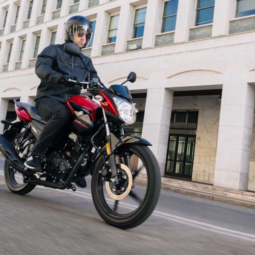 Die Yamaha YS125 ist mit ihrer einfachen Handhabung perfekt für den Einstieg in die aufregende Welt der Motorräder. Ausserdem ist sie konkurrenzlos günstig und ihre kompromisslose Handlichkeit macht sie zum optimalen Motorrad für städtische Gebiete.
