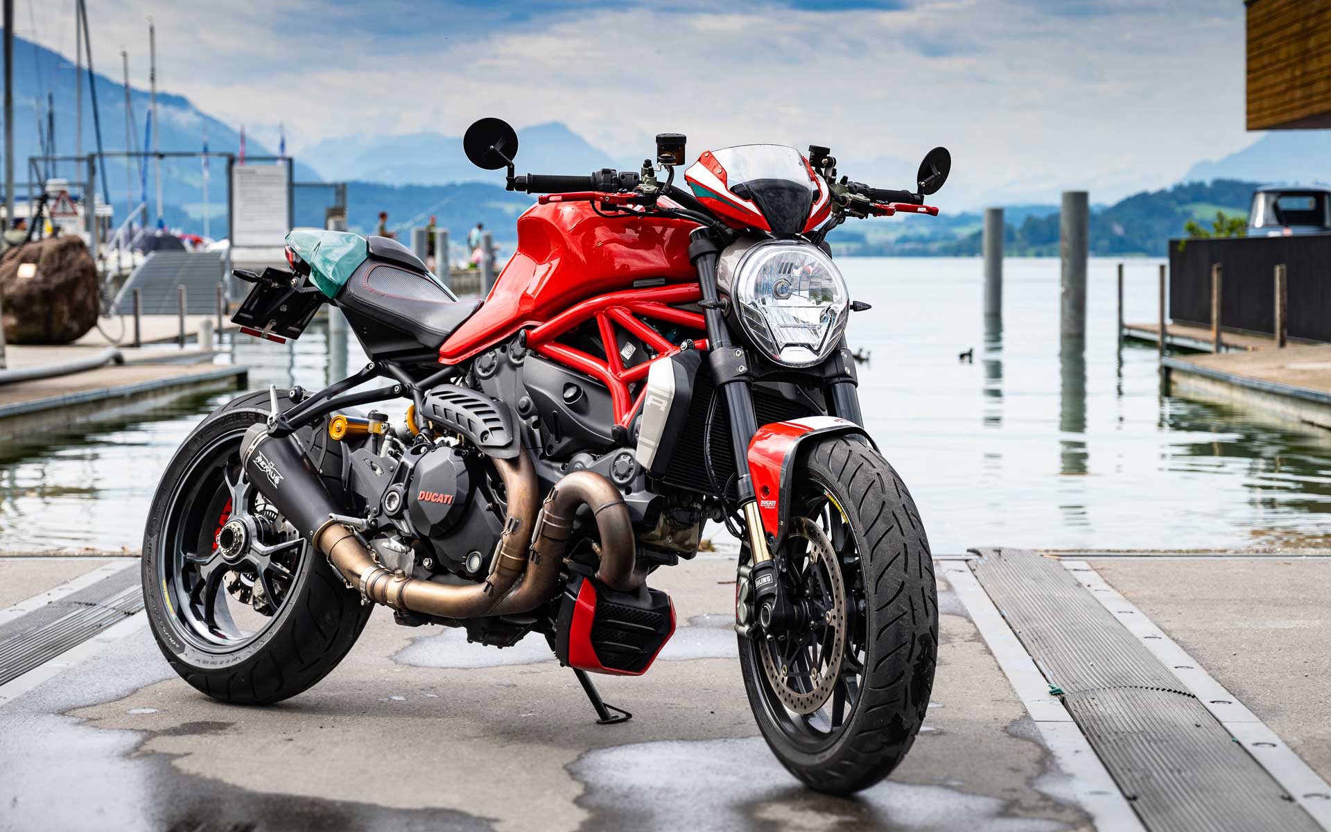 Auch wir sind noch dem Charme des klassischen Gitterrohrrahmens erlegen. Manuelas Ducati Monster 1200 R hat seit Anfang Saison 2021 einen festen Platz im moto-lifestyle-Fuhrpark und wird diesen mit Sicherheit auch noch viele Jahre behalten.