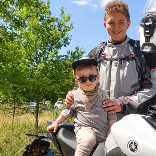 Noah mit seinem kleinen Neffen. Seit das Foto geschossen wurde, sagt der kleine Mann, jedesmal wenn er ein Motorrad sieht, "Noah". :)