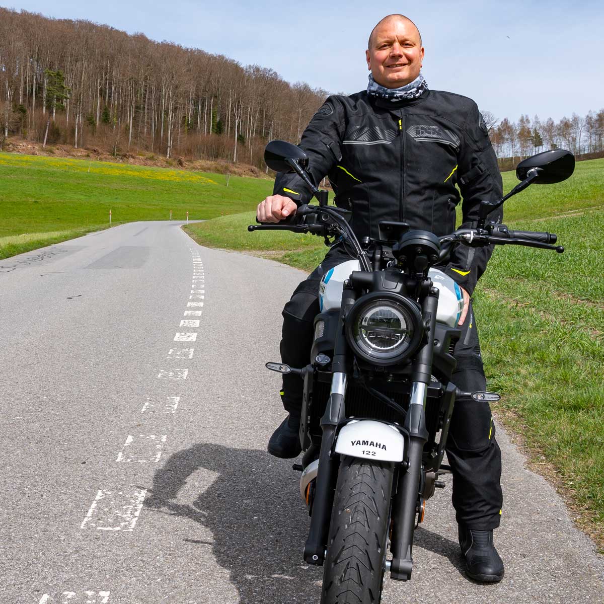 Reto Richard, moto-lifestyle.ch / Bekleidung: Sport Jacke und Hose Carbon-ST von iXS